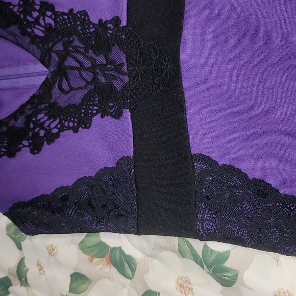 🅴 Purple bodycon stretch dress accented with black lace v-neck and side panels - Picture 3 of 16